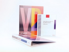 Svetsad plastpärm i PVC , med insvetsad trycksak. Format A4+. Ringmekanism (triomekanism) 30mm.