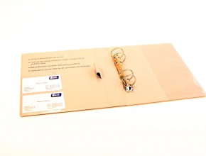 Svetsad plastpärm i PVC , med screentryck på insidan, svetsad pennhållare och dubbla visitkortsfickor. Format A5. Ringmekanism (triomekanism) 30mm.