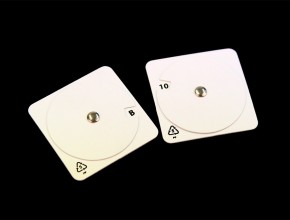 Screentryckt, stansad och nitad logistiksnurra (alt. parkeringssnurra). Material: 0,8mm vit PP.