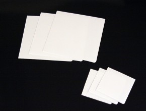 Svetsade plasthörn, specialformat. Material: vit och glasklar vinyl.