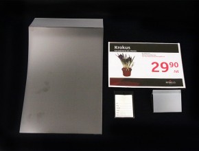 Värmebigad respektive svetsad butiksskylthållare/prishållare och etikettficka. Material: 1,0mm frostad A-PET.