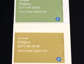 Screentryckt, svetsad och stansad vindrutedekal/vindruteficka med adhesiv på baksidan.