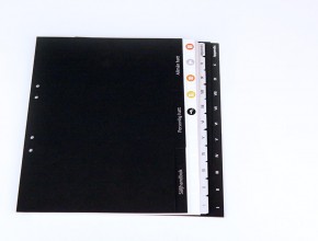A4 pappersregister med specialbeställt pagineringstryck: värmepräglat och printat.