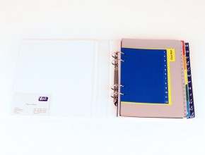 Plastregister i olika storlekar och indelningar.