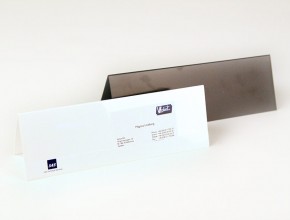 Screentryckt och värmebigad bordsryttare eller bordsskylt. Material: 0,6mm rigid PVC.