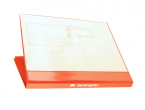 Svetsad plastpärm i PVC Insatsplan, röd med glasklar avdelad istoppsficka på framsidan och screentryck på rygg. Format A3. Ringmekanism 3x80 20mm.