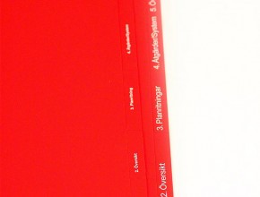 Rött A3 register i PVC med vitt pagineringstryck. Samma text i 2 olika storlekar, 6 flikar. För Insatsplanspärmar.