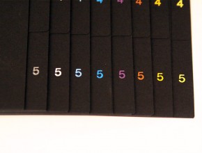 Svarta pappersregister med olika pagineringsfärg.