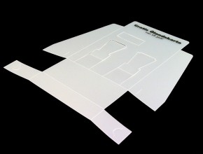 Screentryckt, stansat och bigat broschyrställ eller bordsställ för kartor, informationsblad etc. Material: 1,2mm frostad PP. I plano.